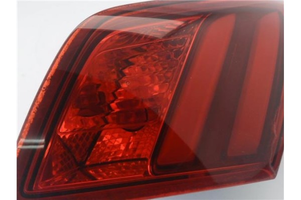 Recambio de piloto porton trasero derecho para peugeot 308 1.2 style referencia OEM IAM 9677818280 81260201 