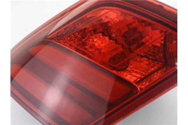 Recambio de piloto porton trasero izquierdo para peugeot 308 1.2 style referencia OEM IAM 9677818380 81260101 