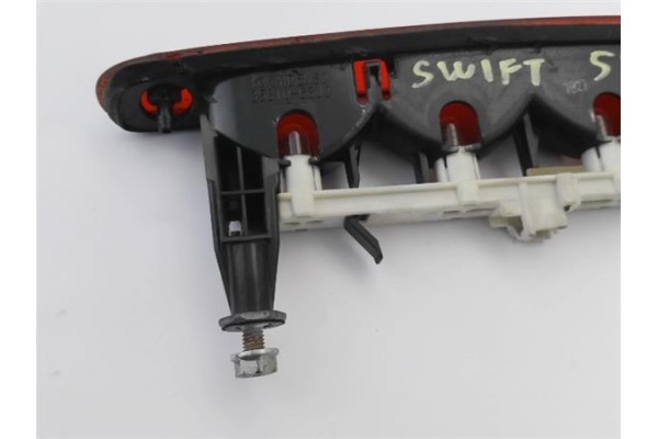 Recambio de luz central de freno para suzuki swift iii (sg) 1.3 ddis referencia OEM IAM 35810-63J0  