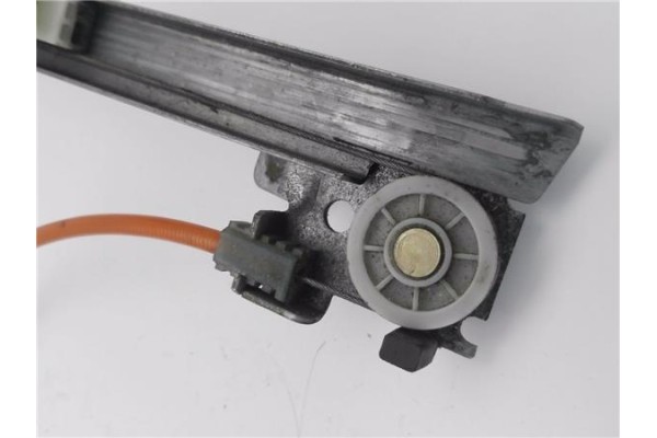 Recambio de mecanismo elevalunas delantero derecho para citroen saxo 1.4 exclusive referencia OEM IAM 400472T1  