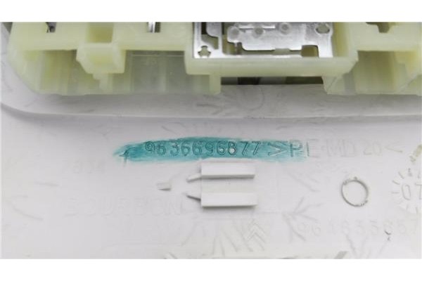 Recambio de luz delantero central techo para citroen c4 coupe 1.6 hdi referencia OEM IAM 9636696877  
