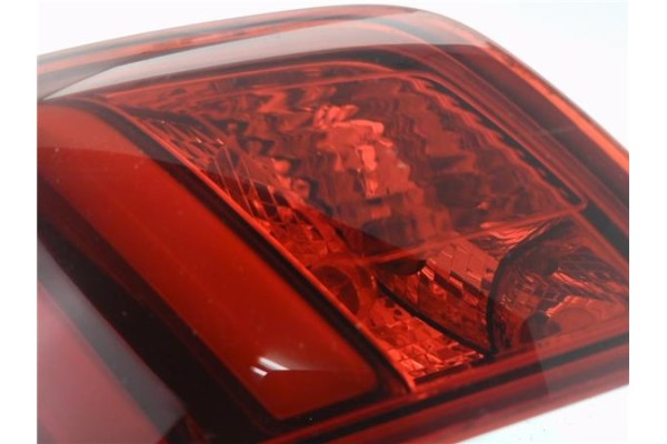 Recambio de piloto porton trasero izquierdo para peugeot 308 sw 1.6 active referencia OEM IAM 9677818380 81260101 