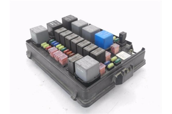 Recambio de caja fusibles/rele para ssangyong rodius 2.7 270 xdi referencia OEM IAM A105ED 6D18M 