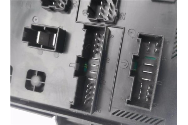 Recambio de caja fusibles/rele para ssangyong rodius 2.7 270 xdi referencia OEM IAM A105ED 6D18M 