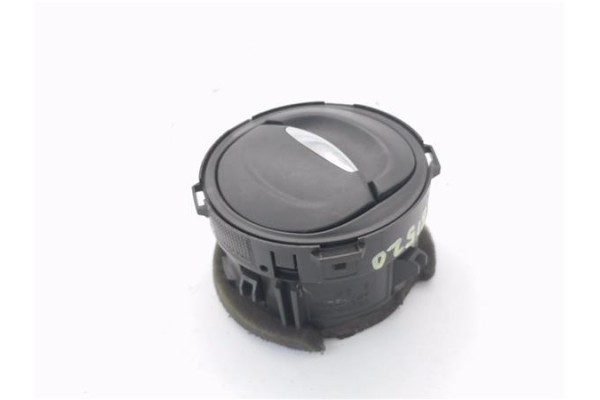 Recambio de rejilla entrada de aire para renault clio iv 1.2 expression referencia OEM IAM 687601310P 8239006 