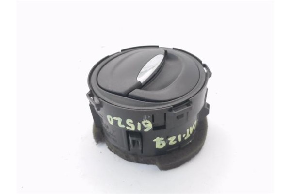 Recambio de rejilla entrada de aire para renault clio iv 1.2 expression referencia OEM IAM 687601310P 8239006 