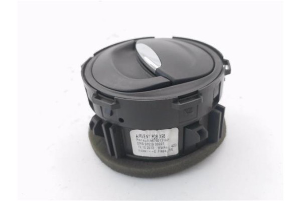 Recambio de rejilla entrada de aire para renault clio iv 1.2 expression referencia OEM IAM 687601310P 8239006 