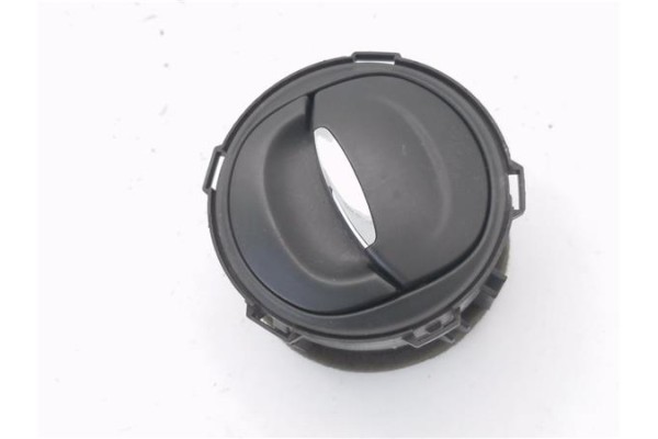 Recambio de rejilla entrada de aire para renault clio iv 1.2 expression referencia OEM IAM 687601310P 8239006 