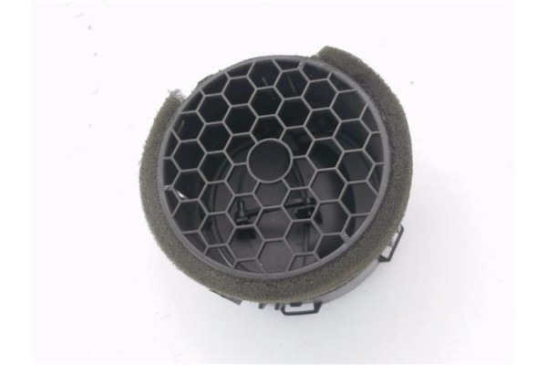 Recambio de rejilla entrada de aire para renault clio iv 1.2 expression referencia OEM IAM 687601310P 8239006 