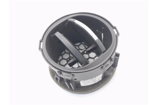 Recambio de rejilla entrada de aire para renault clio iv 1.2 expression referencia OEM IAM 687601310P 8239006 
