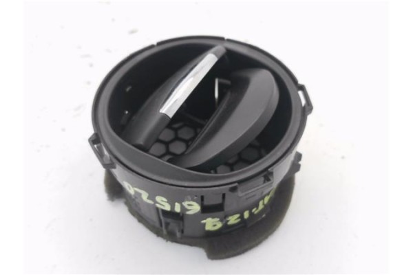 Recambio de rejilla entrada de aire para renault clio iv 1.2 expression referencia OEM IAM 687601310P 8239006 