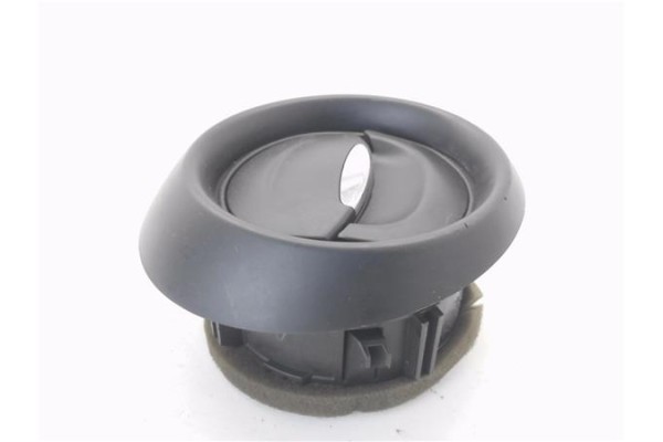 Recambio de rejilla entrada de aire para renault clio iv 1.2 expression referencia OEM IAM 687601310R  