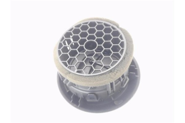 Recambio de rejilla entrada de aire para renault clio iv 1.2 expression referencia OEM IAM 687601310R  