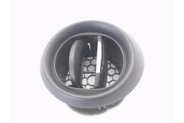 Recambio de rejilla entrada de aire para renault clio iv 1.2 expression referencia OEM IAM 687601310R  