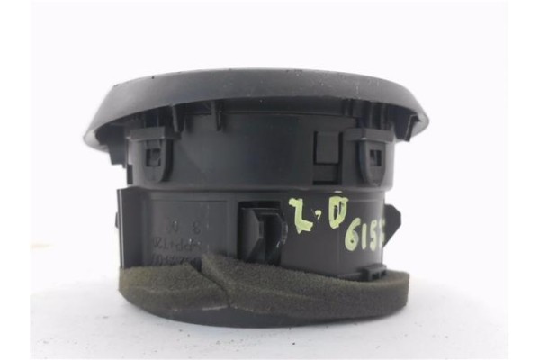 Recambio de rejilla entrada de aire para renault clio iv 1.2 expression referencia OEM IAM 687601310R  