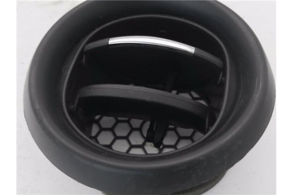 Recambio de rejilla entrada de aire para renault clio iv 1.2 expression referencia OEM IAM 687601310R  