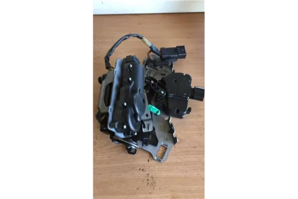 Recambio de cierre electromagnetico trasero derecho para chrysler voyager (rg) 2.4 se referencia OEM IAM 250002823  