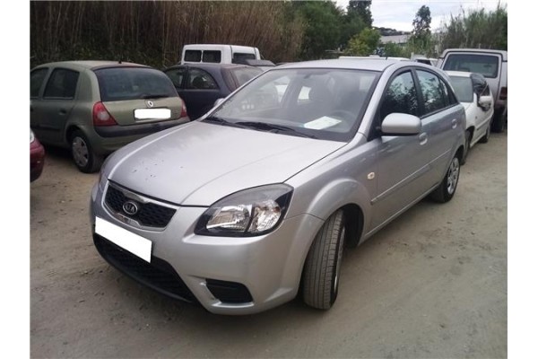 kia rio (2005) del año 