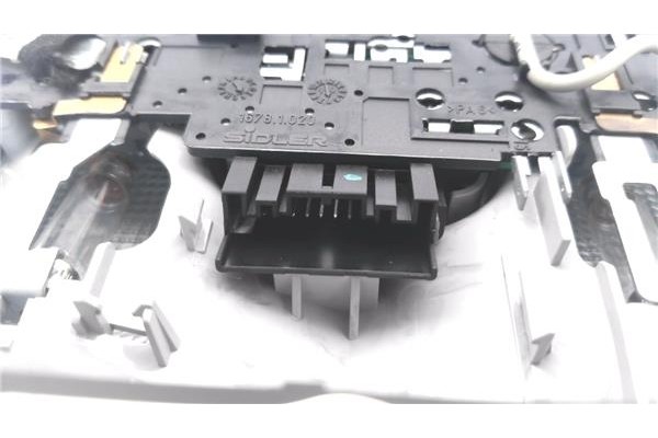 Recambio de luz delantero central techo para audi a4 berlina (8e) 2.0 tdi (dpf) (125kw) referencia OEM IAM 8E0947135E 8E0951177 