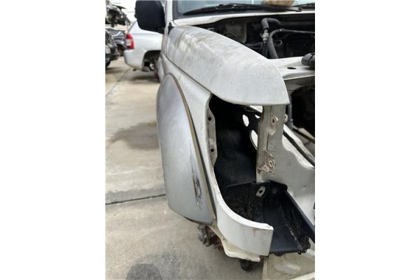 Recambio de aleta delantero derecha para mitsubishi montero (v20/v40) 2.8 d a las 4 ruedas (v46w, v26w) referencia OEM IAM MB835