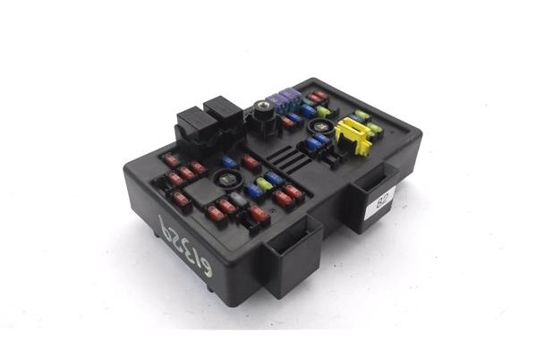 Recambio de caja fusibles/rele para chevrolet captiva 2.0 d referencia OEM IAM 96821082  