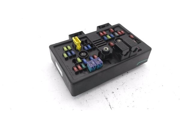 Recambio de caja fusibles/rele para chevrolet captiva 2.0 d referencia OEM IAM 96821082  