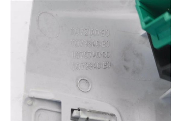 Recambio de luz delantero central techo para peugeot 3008 1.2 allure referencia OEM IAM 9814584177 110721A0B0 
