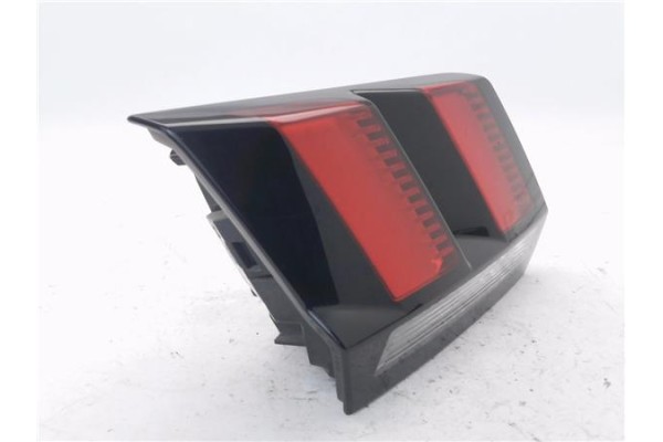 Recambio de piloto porton trasero izquierdo para peugeot 3008 1.2 allure referencia OEM IAM 9810477880 81560101 