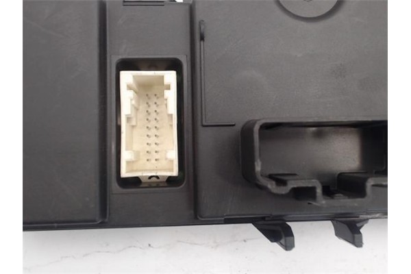 Recambio de mandos climatizador para renault clio iii referencia OEM IAM (8200296683) (69340020) 