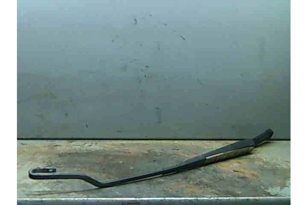 Recambio de brazo limpiaparabrisas delantero para volkswagen golf iv berlina (1j1)(1997) 1.6 referencia OEM IAM   