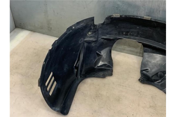 Recambio de protector pase rueda delantero izquierdo para ford fiesta vi 1.25 referencia OEM IAM 1868570  