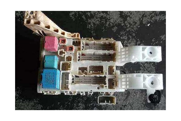 Recambio de caja reles para toyota yaris (ksp9/scp9/nlp9) 1.3 vvt-i referencia OEM IAM 8273052541  