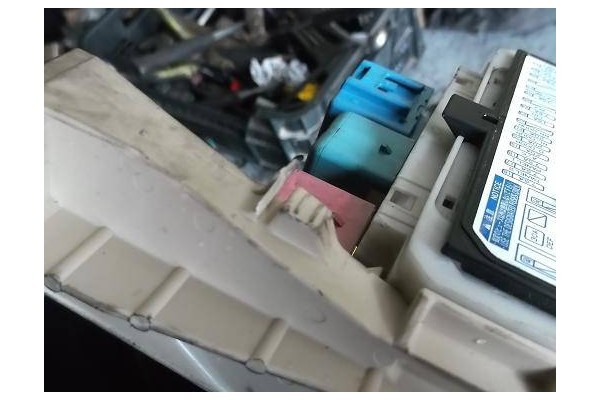Recambio de caja reles para toyota yaris (ksp9/scp9/nlp9) 1.3 vvt-i referencia OEM IAM 8273052541  
