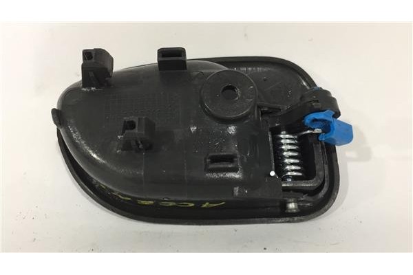 Recambio de manilla int. puerta trasero izquierda para hyundai accent (x3) 1.5 i 12v referencia OEM IAM 8261022001  