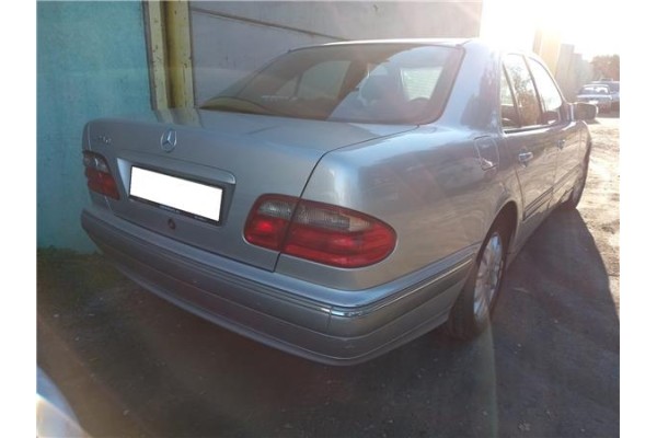 mercedes-benz clase e (bm 210) berlina del año 2001