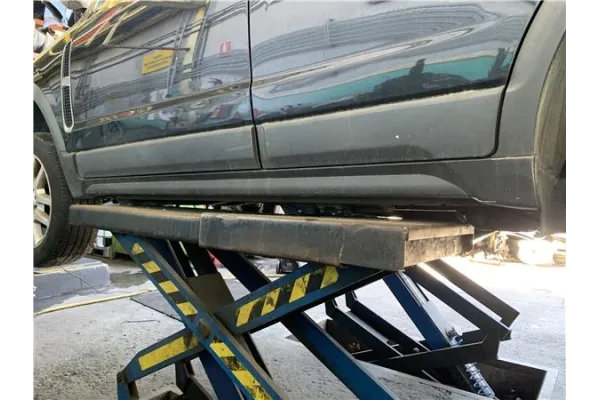 Recambio de spoiler talonera lat. izquierda para opel antara 2.2 selective referencia OEM IAM 4808361  