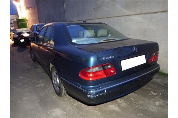 mercedes-benz clase e (bm 210) berlina del año 2001