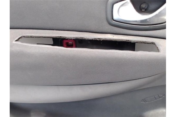 Recambio de guarnecido puerta delantero izquierda para renault grand scénic ii (jm0/1_) 1.9 dci (jm14) referencia OEM IAM 820079