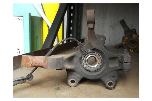 Recambio de mangueta delantero derecha para renault clio iii 1.4 16v referencia OEM IAM   