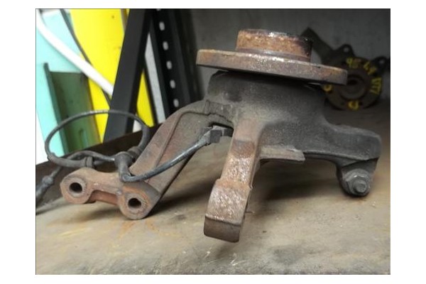 Recambio de mangueta delantero derecha para renault clio iii 1.4 16v referencia OEM IAM   