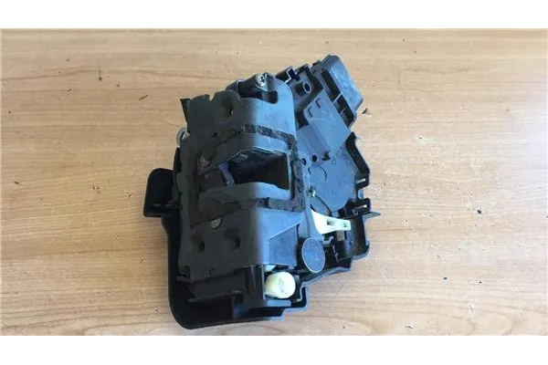 Recambio de cierre electromagnetico trasero derecho para ford focus c-max (cap) 1.6 connection referencia OEM IAM R26412BP 3M5A 