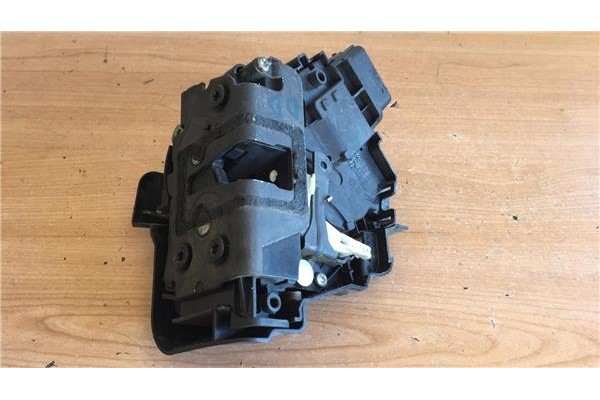 Recambio de cierre electromagnetico delantero derecho para ford focus berlina (cap) 1.6 ghia referencia OEM IAM R21812AA 7M5A415
