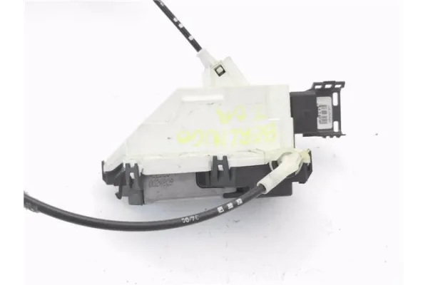 Recambio de cierre electromagnetico trasero derecho para citroen berlingo furgón 1.6 hdi 90 referencia OEM IAM 828423  