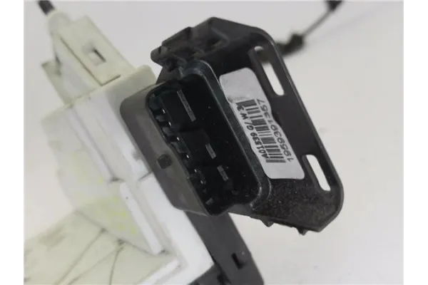 Recambio de cierre electromagnetico trasero derecho para citroen berlingo furgón 1.6 hdi 90 referencia OEM IAM 828423  