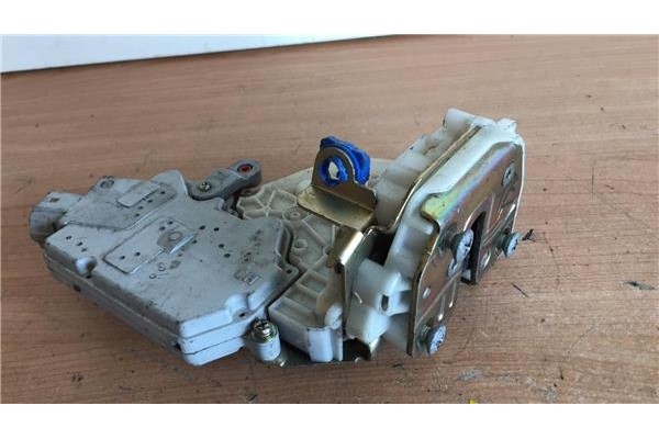 Recambio de cierre electromagnetico trasero izquierdo para nissan primera berlina (p11) 1.6 gx referencia OEM IAM   