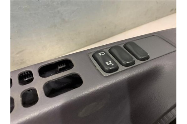 Recambio de embellecedor consola central para mercedes-benz clase a (bm 168) 1.9 190 (168.032) referencia OEM IAM A1686801250721