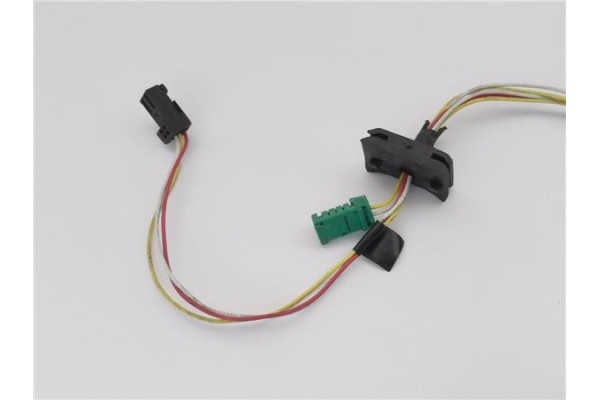 Recambio de retrovisor electrico izquierdo para citroen c4 coupe 1.6 vtr plus referencia OEM IAM E9024541  