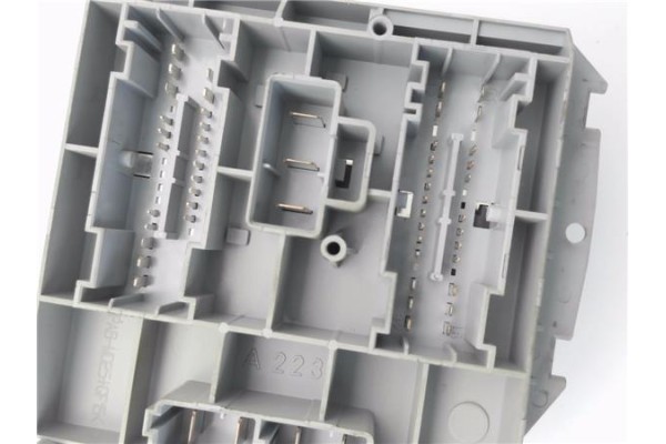 Recambio de caja fusibles/rele para fiat ii punto (188) berlina 1.2 8v active referencia OEM IAM 46835597  