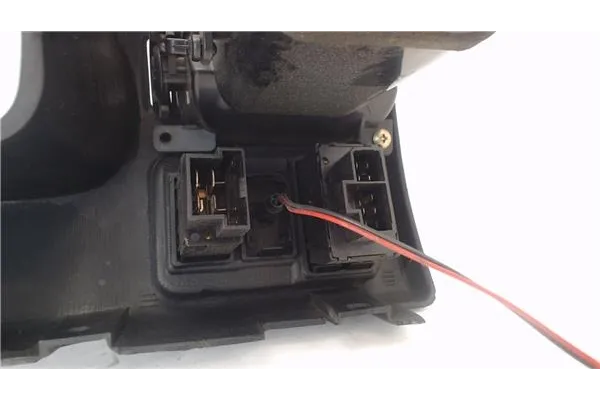 Recambio de embellecedor salpicadero para nissan sunny berlina (n14) 1.6 i 16v referencia OEM IAM 6824063C00  