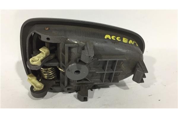 Recambio de manilla int. puerta delantero derecha para hyundai accent sedán (lc) 1.3 referencia OEM IAM 8262025000  